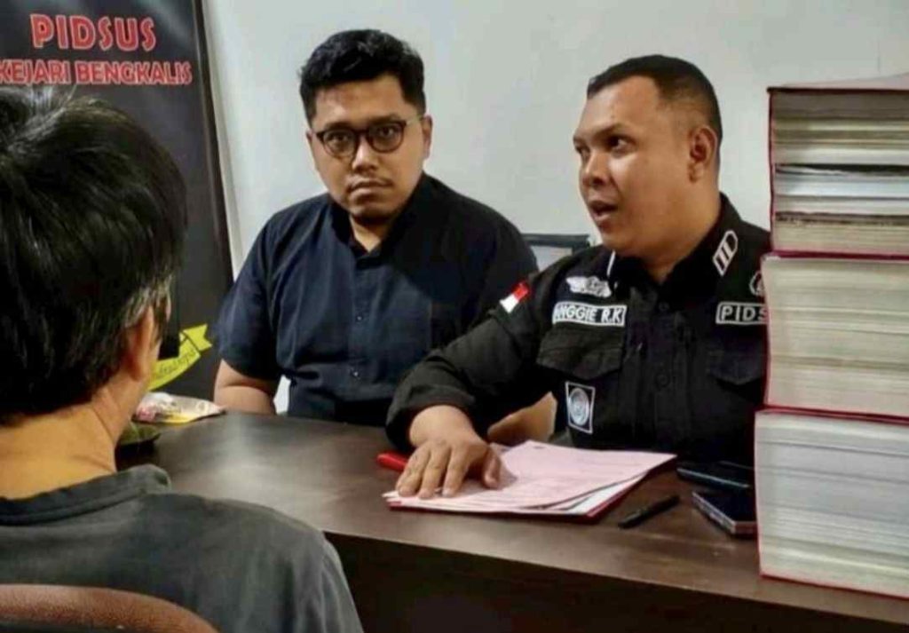Photo Tersangka saat pemeriksaan Di kantor kejansaan negeri bengkalis